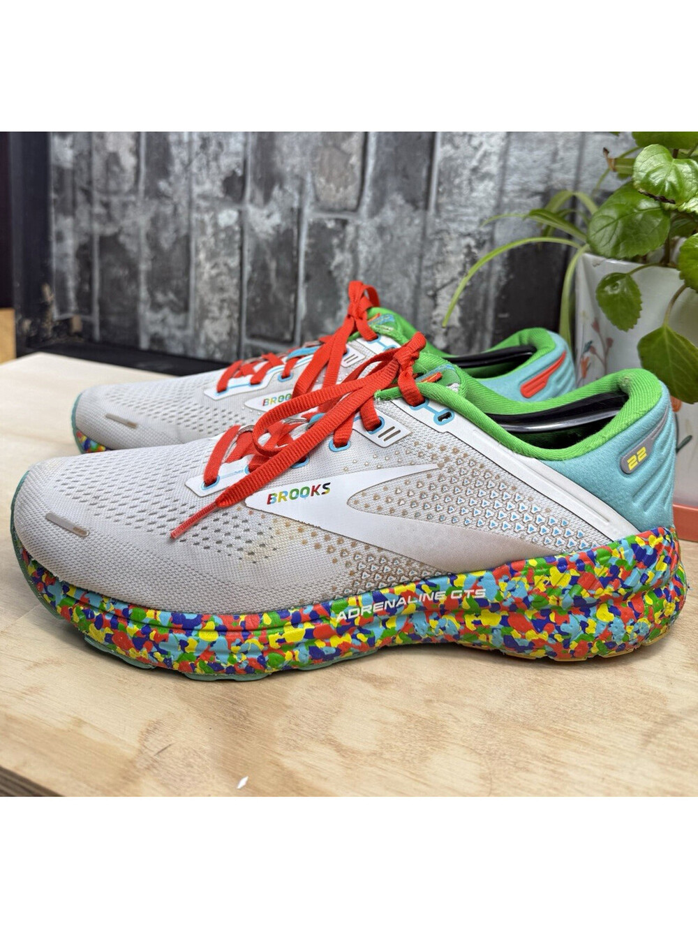Brooks Adrenaline GTS 22 Men's White/Red/Green Low Top Lace-Up Running Sneaker